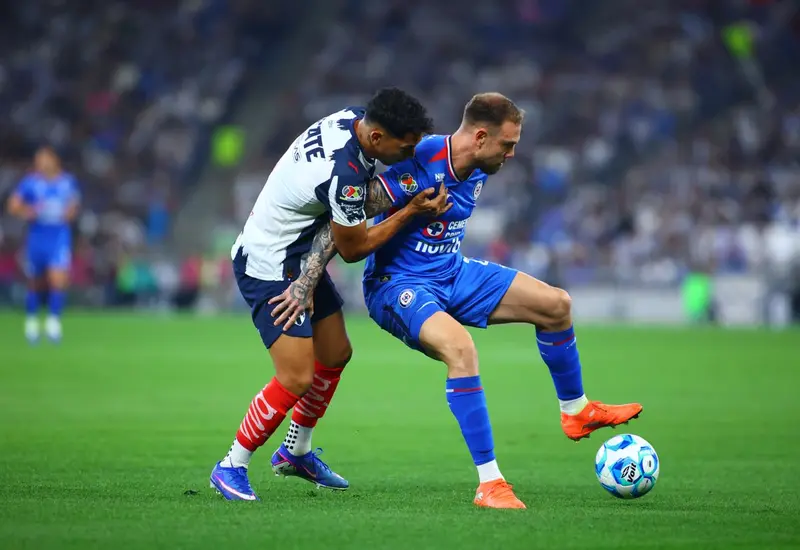 Jugadores de La Máquina de Cruz Azul en acción durante el partido donde derrotaron 2-0 a Monterrey para tomar el liderato del torneo.
