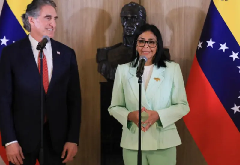 Delcy Rodríguez de Venezuela durante su reunión con Doug Burgum de Estados Unidos, como parte de la reanudación de las relaciones diplomáticas.
