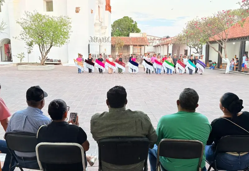 Las delegaciones de diversas comunidades realizan ensayos intensos de sus danzas folclóricas en preparación para su participación en la Guelaguetza.