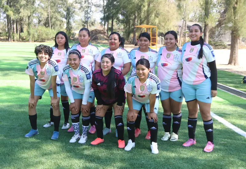 El equipo de fútbol femenil Deportivo Élite celebra en la cancha su regreso a la senda del triunfo después de una victoria contundente.