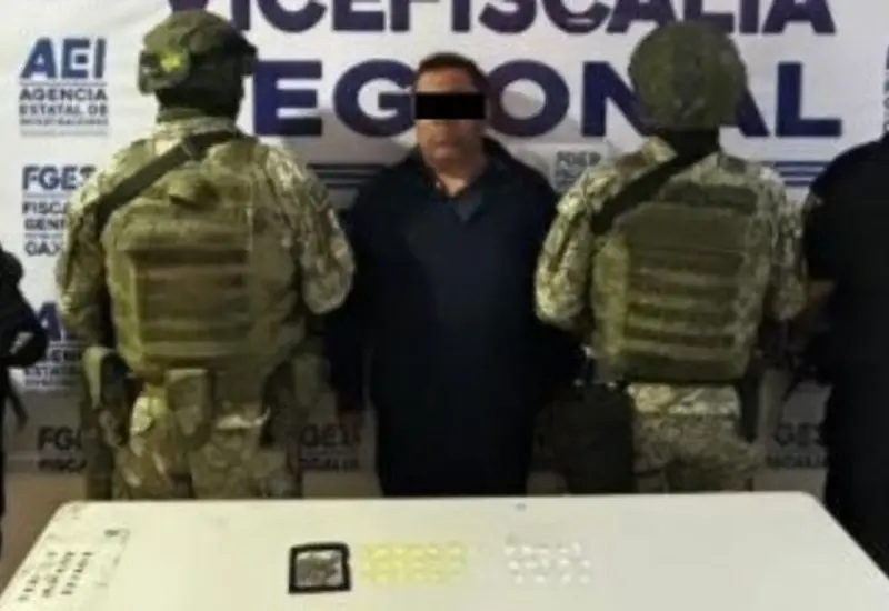 Hombre detenido en San Jacinto Amilpas es presentado por las autoridades junto a los paquetes de droga que le fueron asegurados.