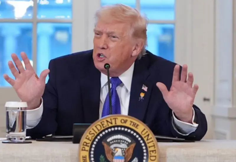 Miembros del equipo de campaña de Donald Trump durante un debate crucial sobre el nuevo rumbo y la estrategia del departamento.