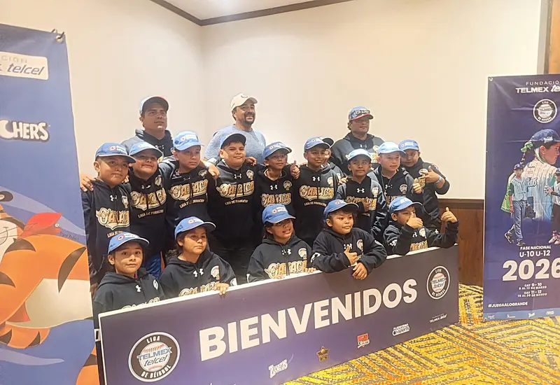 El equipo representativo de Oaxaca posa para una foto a su llegada a la competencia nacional de la Liga Telmex.