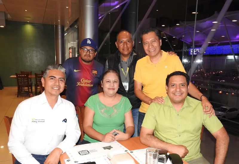 Eugenio Jiménez de la Huerta, Gabriel Jiménez, Carlos Gijón, Eder Lira, Karla Rodríguez y Alberto Leyva sonríen juntos durante una agradable reunión social.