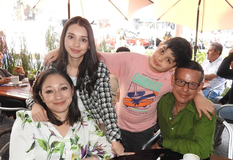 La Familia Mogollón posa para una fotografía durante su recorrido para disfrutar de los mejores lugares turísticos de la ciudad de Oaxaca.