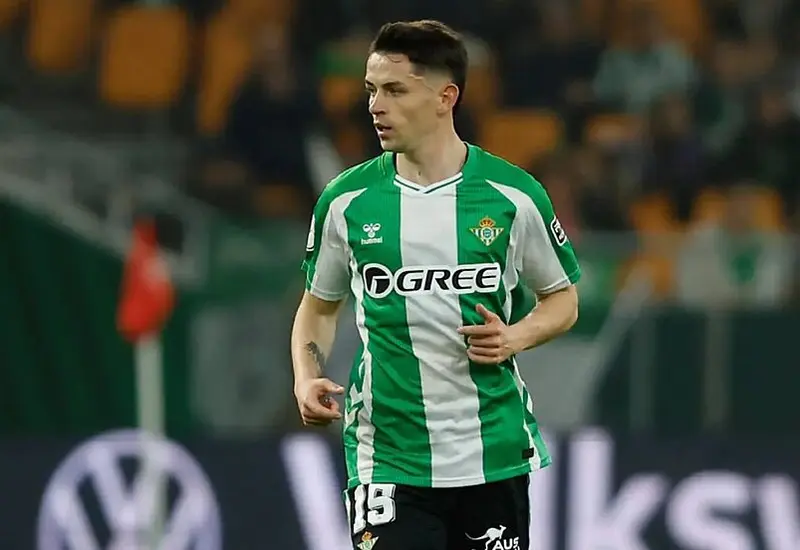 El futbolista Fidalgo celebra efusivamente su primer gol con el Betis, momento en el que se estrenó como goleador del equipo.