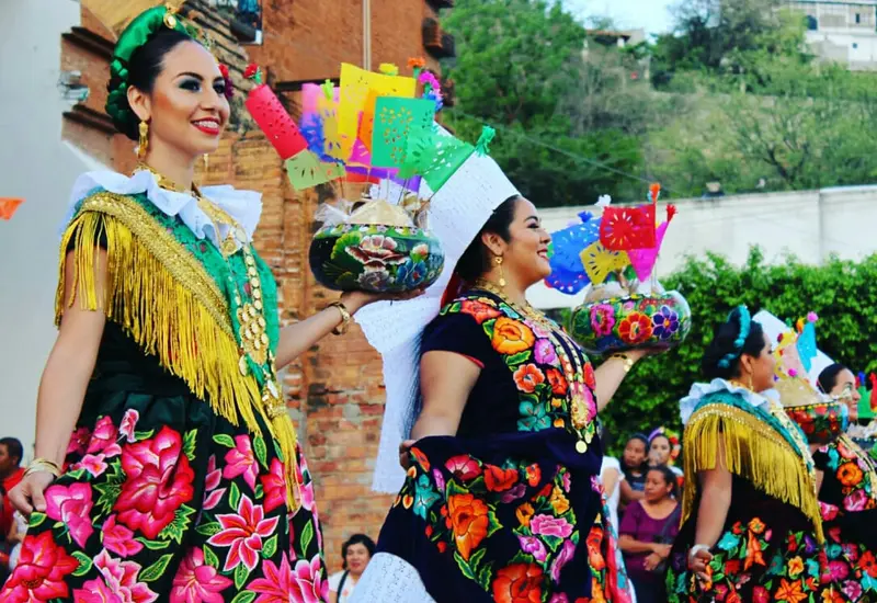 La celebración Guendaliza'a en Tehuantepec, un evento cultural que conmemora la histórica rebelión indígena de 1660 en la región del Istmo.