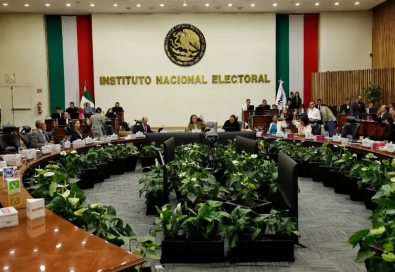 El logotipo del Partido del Trabajo (PT), que obtuvo la mayor reducción de multas impuestas por el INE debido a irregularidades en gastos.