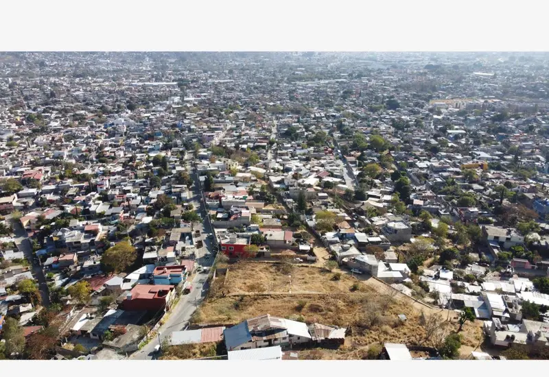 Fachada de la vivienda en San Martín Mexicápam donde las autoridades realizan las indagatorias por un feminicidio ocurrido el 25 de marzo.