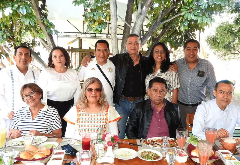 Julián Estrada, apodado El Potro, celebra su cumpleaños vistiendo una camisa negra y rodeado de sus compañeros y amigos de trabajo.