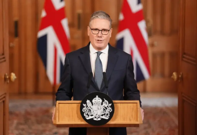 Keir Starmer, primer ministro del Reino Unido, fotografiado en el contexto de la condena internacional a las represalias iraníes y el llamado al diálogo.