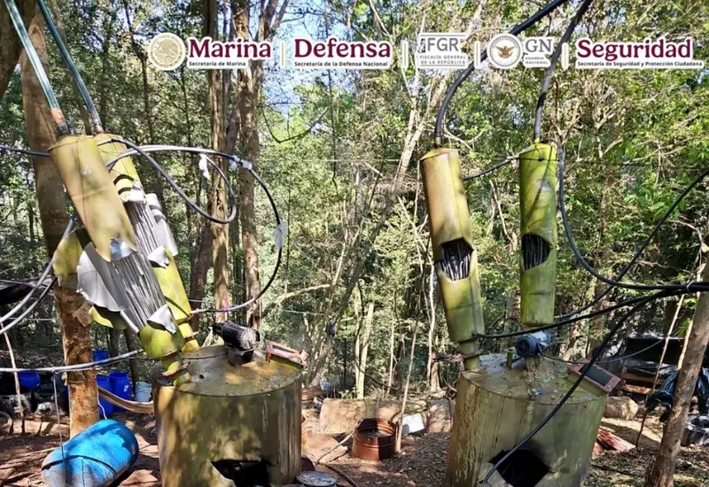 Vista del material ilícito y las más de 2,000 dosis de droga aseguradas durante el desmantelamiento de un laboratorio clandestino en Guerrero.