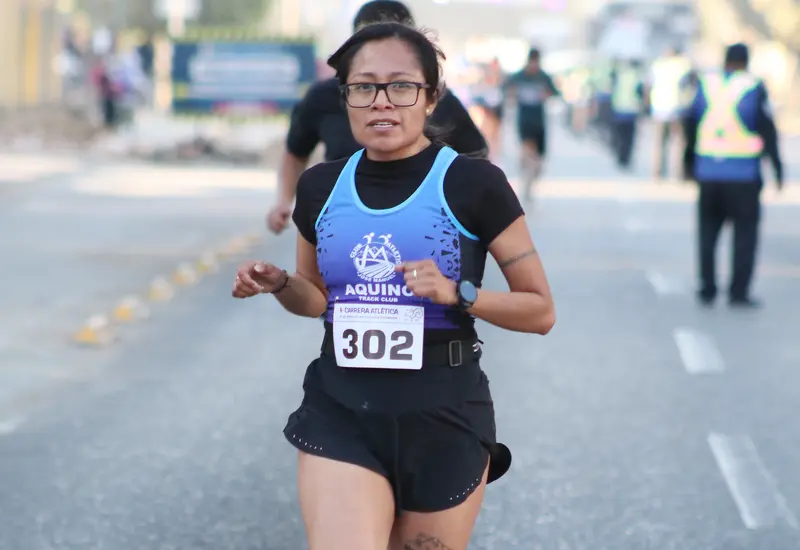 Leida Cruz celebra su victoria como primer lugar en la categoría libre femenil de la emocionante carrera Atlética Dominical, evento de gran convocatoria.