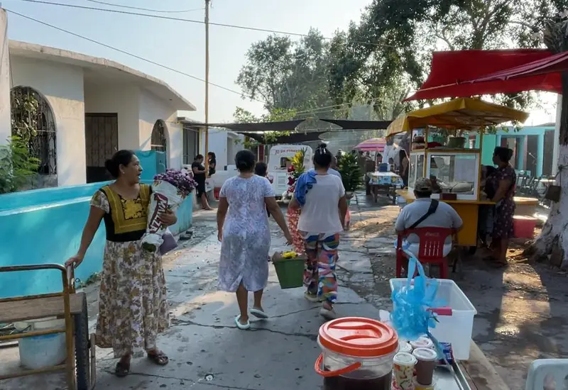Habitantes de Juchitán realizan la limpieza de tumbas en el panteón como una tradición importante antes de las celebraciones de Semana Santa.