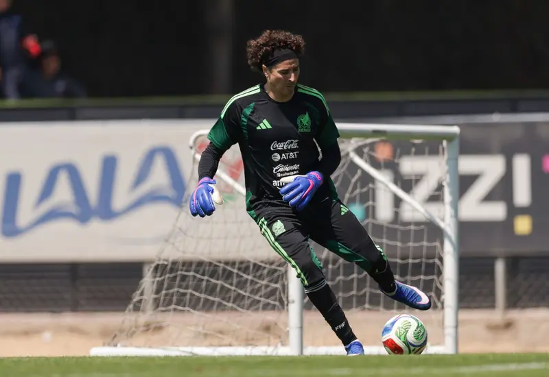 El portero Guillermo 'Memo' Ochoa, figura y líder de la Selección Mexicana, en una imagen que destaca su rol como referente del equipo.