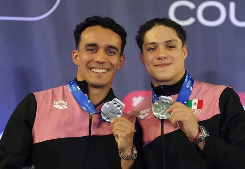 El equipo de clavadistas mexicanos celebra con orgullo tras haber ganado la medalla de plata en la competencia deportiva.