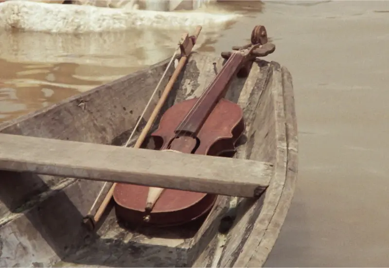Retrato de un niño de la Comunidad Nativa Cocama de Iquitos tocando el violín, fotograma del filme 'ModusVivendi' exhibido en OaxacaCine.
