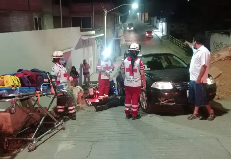 Paramédicos de la Cruz Roja atienden la emergencia tras un fatal accidente de motocicleta ocurrido en calles de la colonia Jardín.