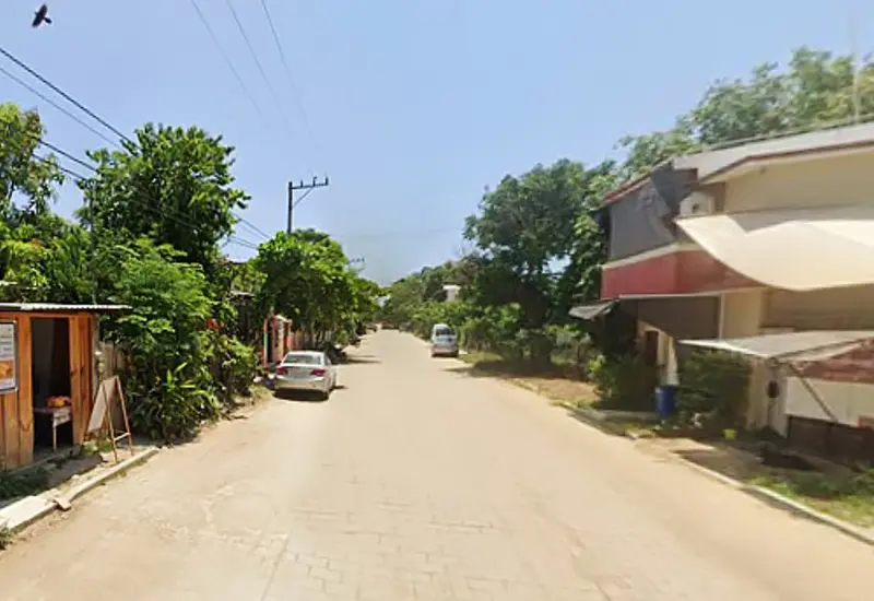 Elementos policiacos realizan la búsqueda de los presuntos responsables de un homicidio por agresión a balazos en un domicilio de Puerto Escondido.