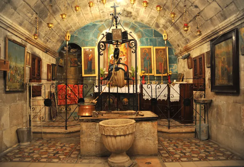 Una fotografía del pozo de Jacob, un lugar histórico que es presentado como símbolo de la abundancia y la fuente de la vida.