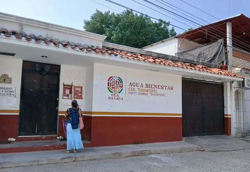 Ciudadanos de Tehuantepec se manifiestan en la vía pública para reclamar a las autoridades por la falta de servicio de agua potable.
