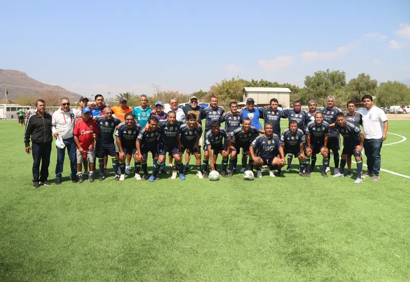 El equipo de fútbol Pumas Prepa celebra su victoria tras consagrarse campeón del torneo en la categoría Diamantes.