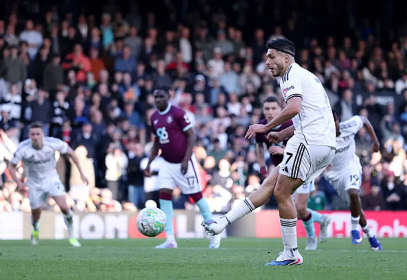 Raúl Jiménez, delantero del Fulham, celebra el tercer gol que anotó contra el Burnley, una anotación que dedicó a su padre.