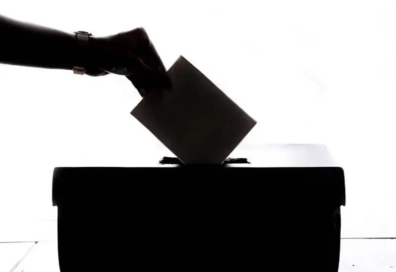 Infografía que resume los puntos clave de la propuesta de Reforma Electoral, enfocada en el control y las nuevas reglas de financiamiento para campañas.