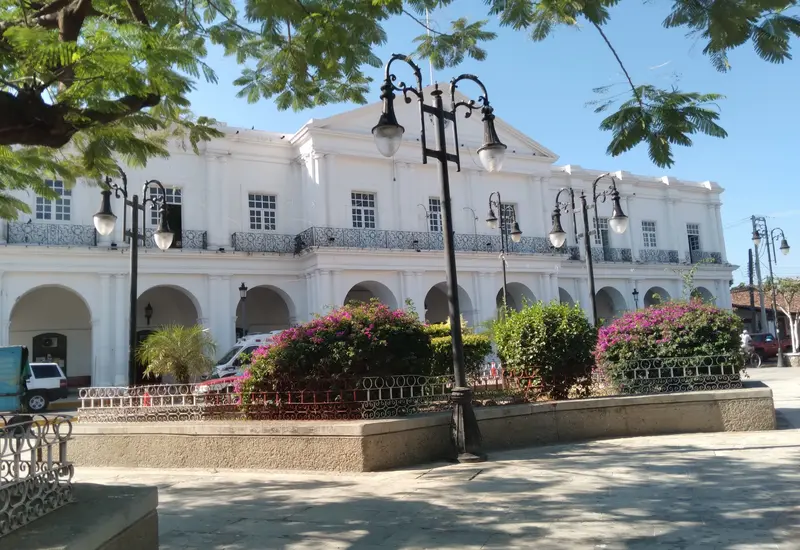 Una regidora de Tehuantepec exige que las sesiones de cabildo sean públicas para combatir la presunta opacidad en el manejo de los recursos.