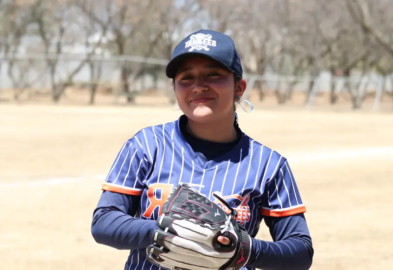 La jugadora Renata Espinoza, representando la presencia femenil en el equipo, posa con el nuevo uniforme de los Yankees.