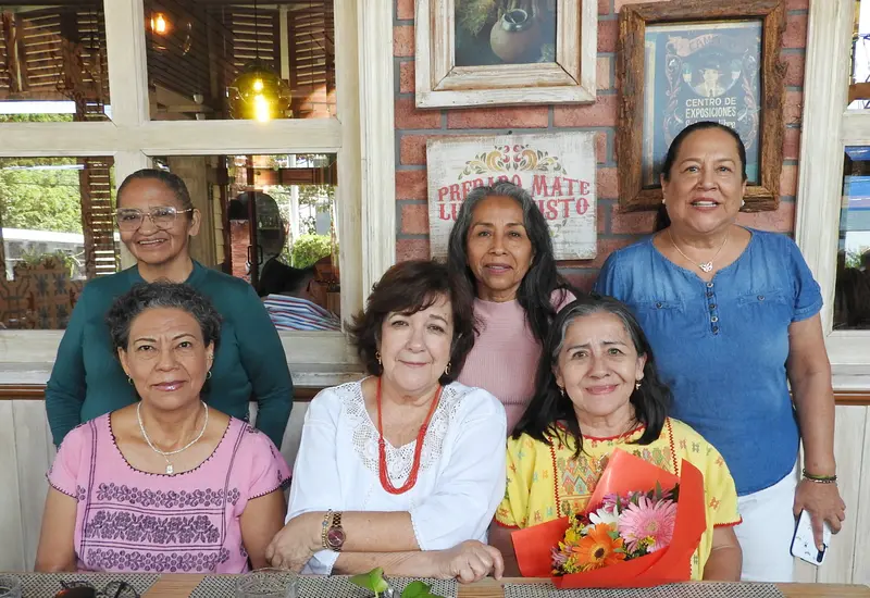Rosa María González Ruiz, sosteniendo un ramo de flores, celebra su cumpleaños en compañía de sus amigas Elia, Nina, Nora, Angélica y Haydee.
