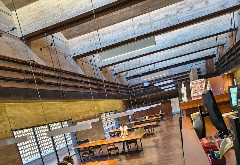 Interior de la Sala de Consulta del Archivo Histórico Central del Estado de Oaxaca, donde el público puede acceder a documentos históricos.