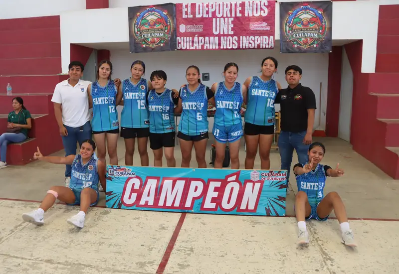 El equipo de basquetbol Santelp celebra su victoria tras ganar el título en la categoría cadetes femenil.