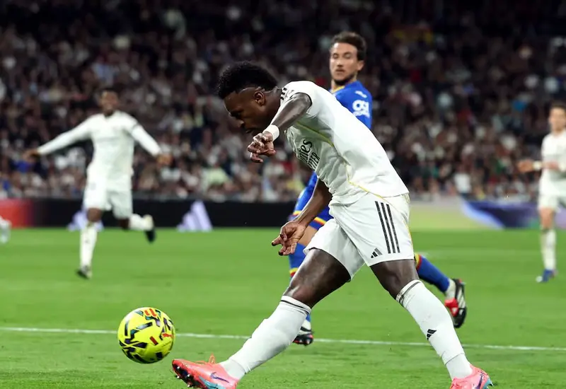 Jugadores del Real Madrid muestran su decepción en el campo tras sufrir su segunda derrota al hilo, un nuevo descalabro para el equipo merengue.