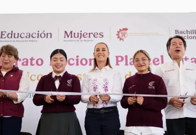 La Presidenta Claudia Sheinbaum durante la inauguración de dos nuevos planteles del Bachillerato Nacional en el Estado de México para fortalecer la educación.