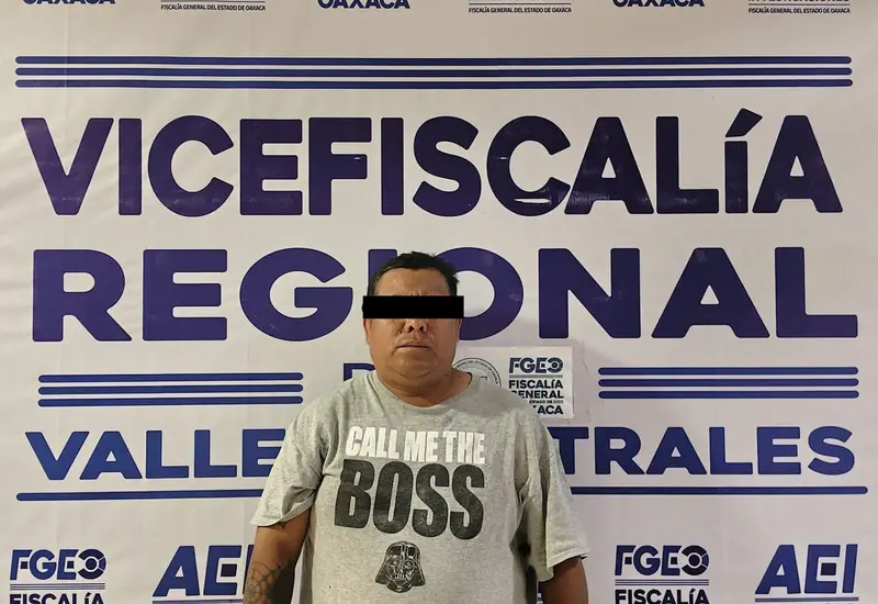 Un hombre es detenido por las autoridades y fotografiado tras las rejas, como presunto responsable de un intento de violación.