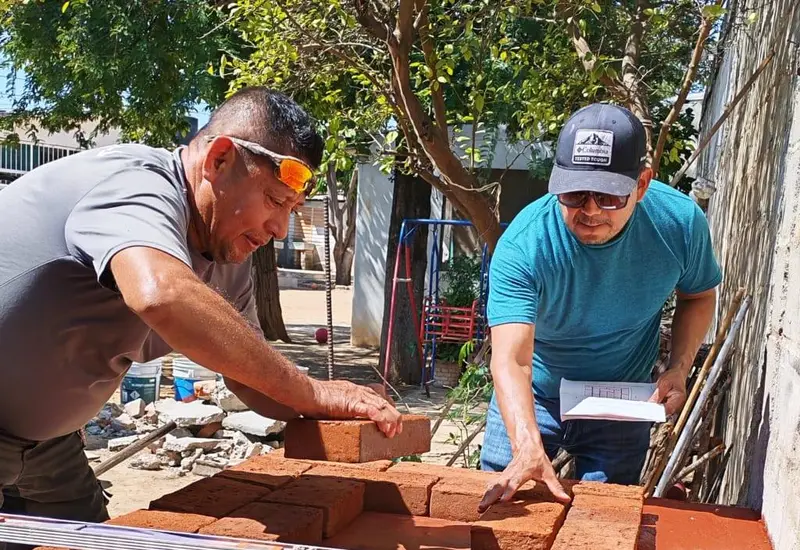 Participantes de un taller comunitario trabajan en el diseño y la fabricación de estufas ecológicas de acuerdo a sus necesidades específicas.