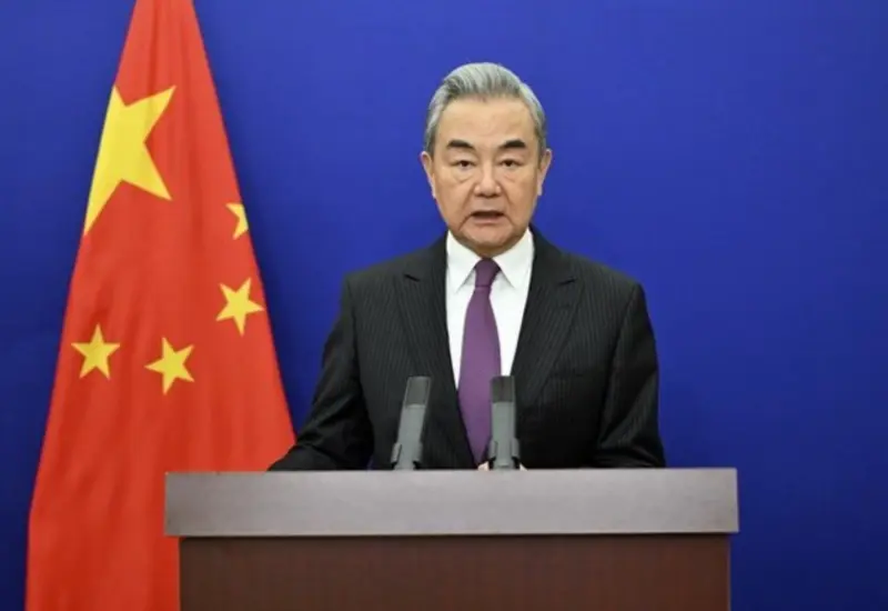 El canciller de China, Wang Yi, durante una declaración en la que exige respeto a la soberanía de Irán y pide retomar el diálogo.
