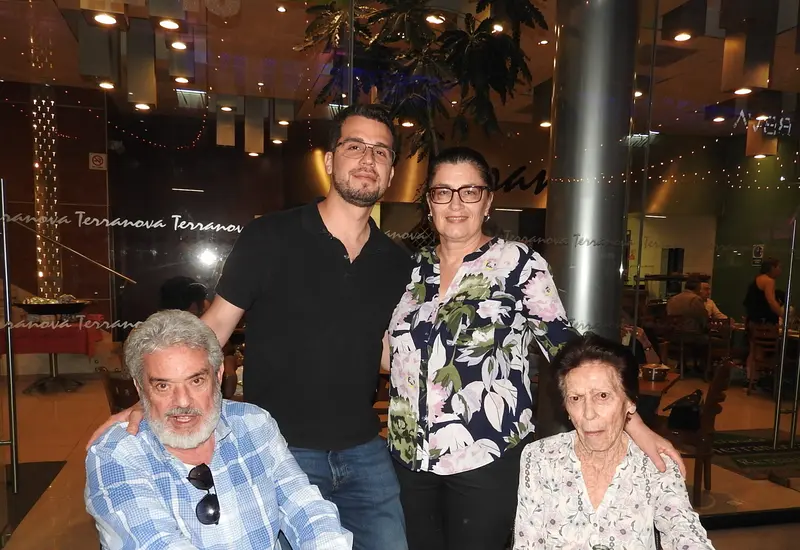 Zarif Zetuna, padre e hijo, junto a Pilar Bagatella y doña Dominga Bortolini, posan juntos durante un momento especial en una reunión social.